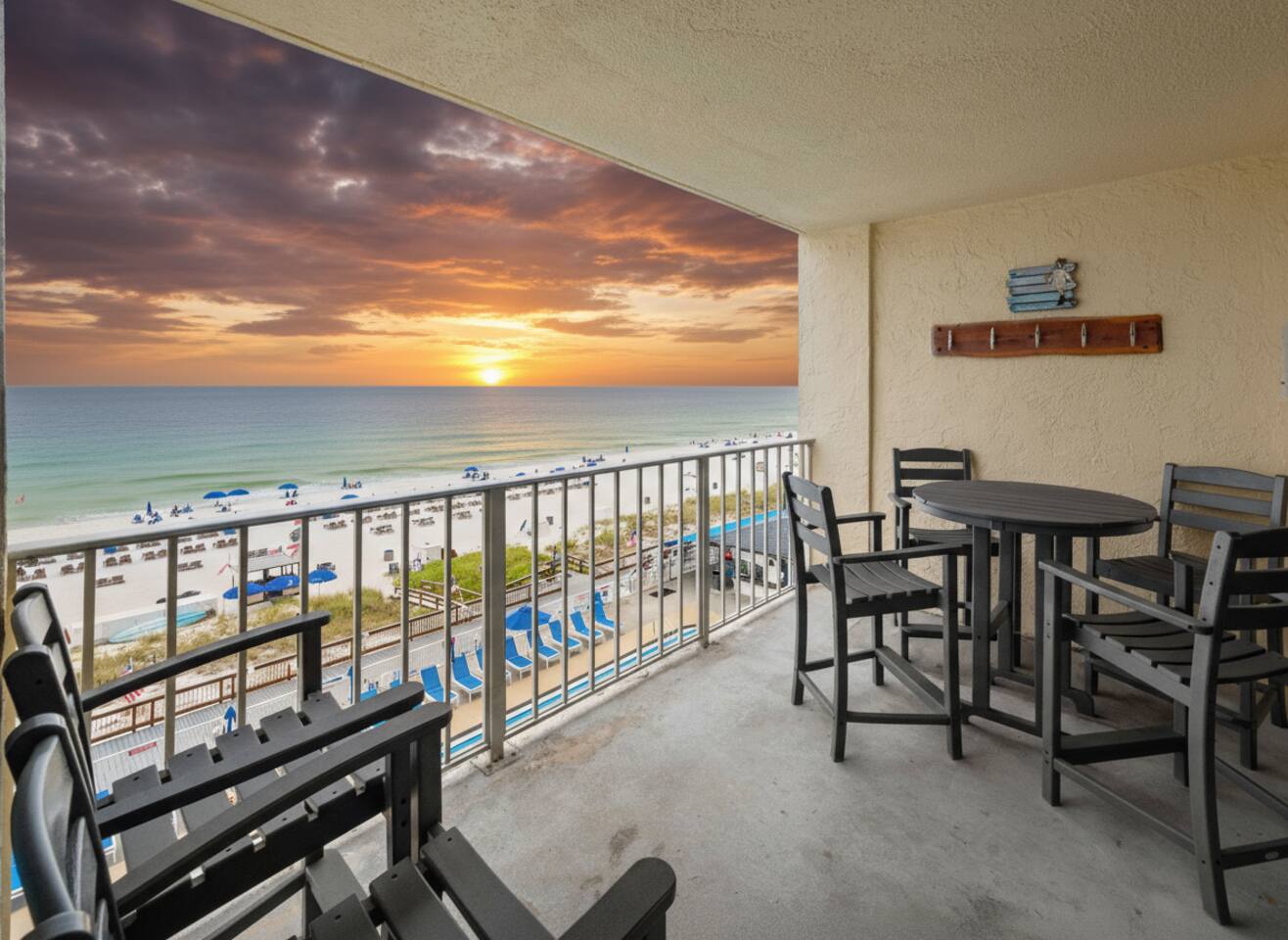 Chasing Sunsets {Beach/Tiki Bar/Heated Pool/Gym}