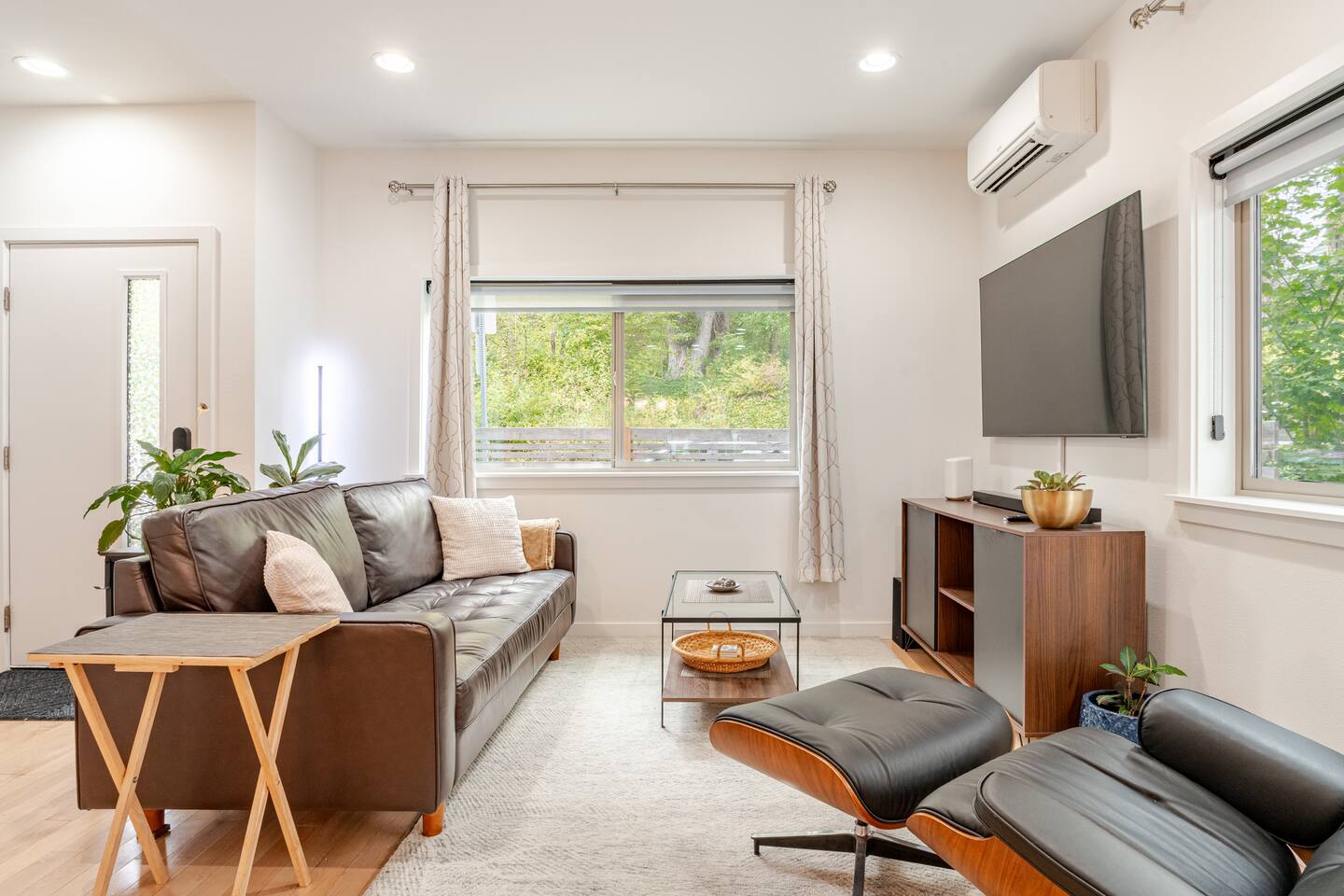 Modern Townhome in Beacon Hill w/ AC by Light Rail