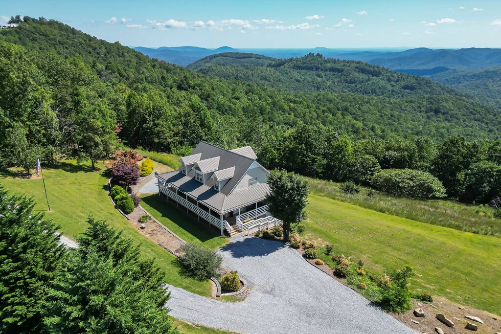 Deck w/View + Hot Tub + Fire Pit - World’s Inn