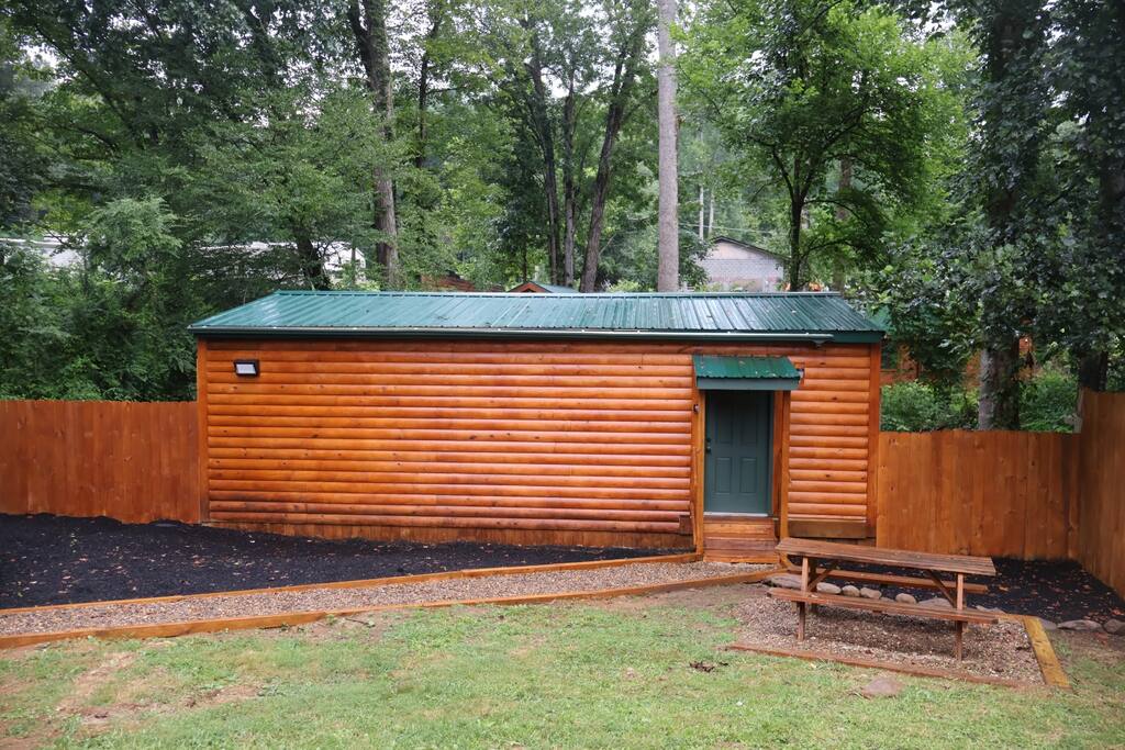 “NEW” Cabin 20 Min to Gatlinburg GameRoom+FirePit!