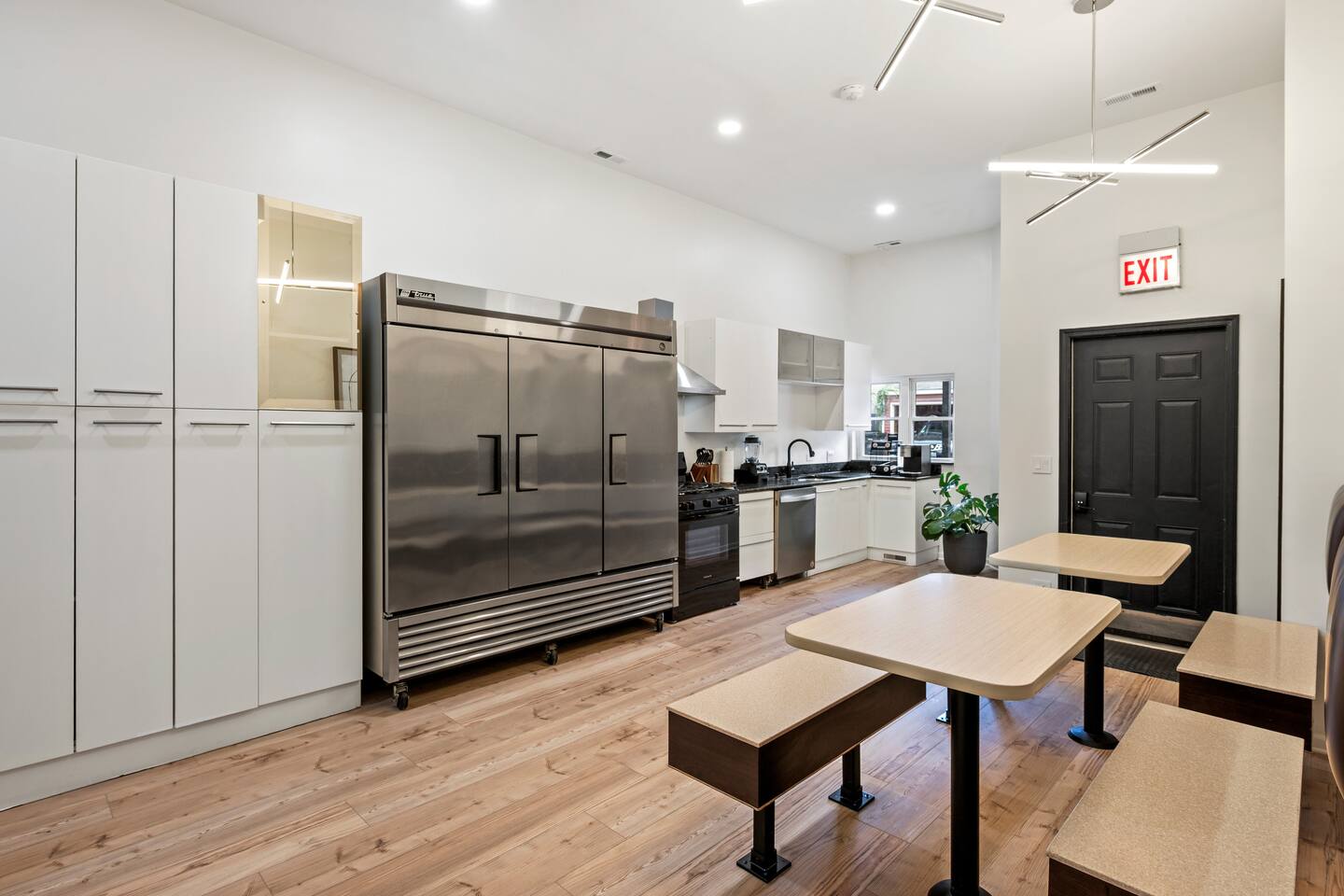 2 Queens & King w/ En Suite | Patio | 90 Walkscore