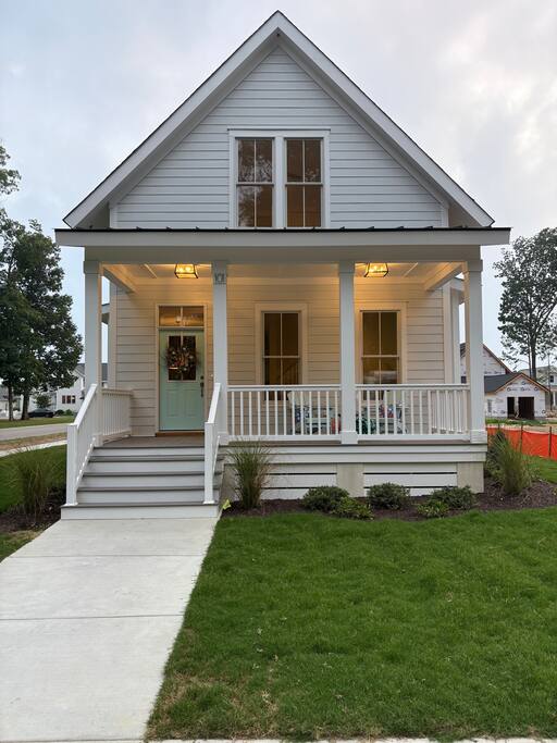 Family Friendly-1st Floor King Bed-Screened Porch!