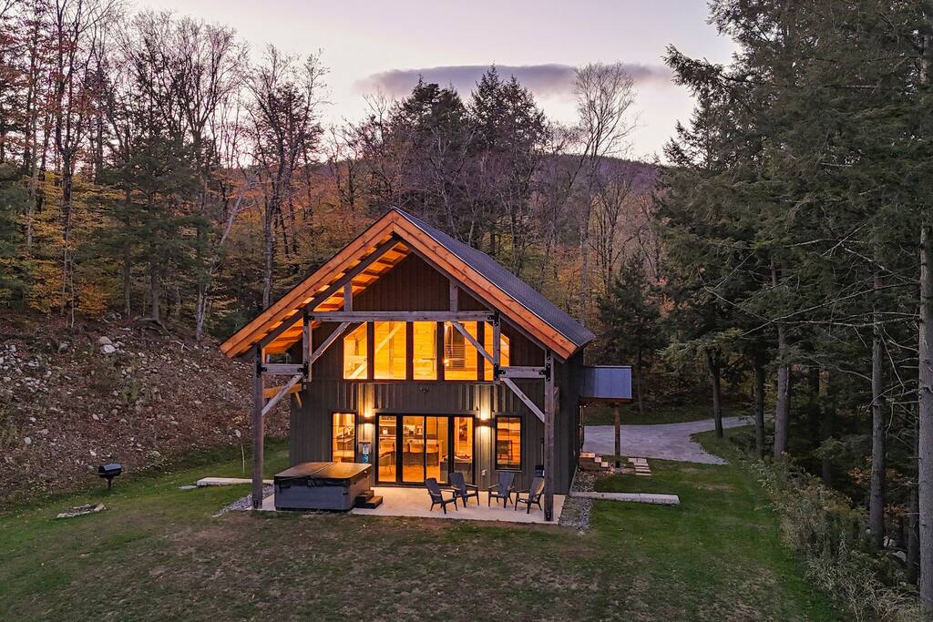 Mountain Views, Hot tub, Trails, Pond, BBQ