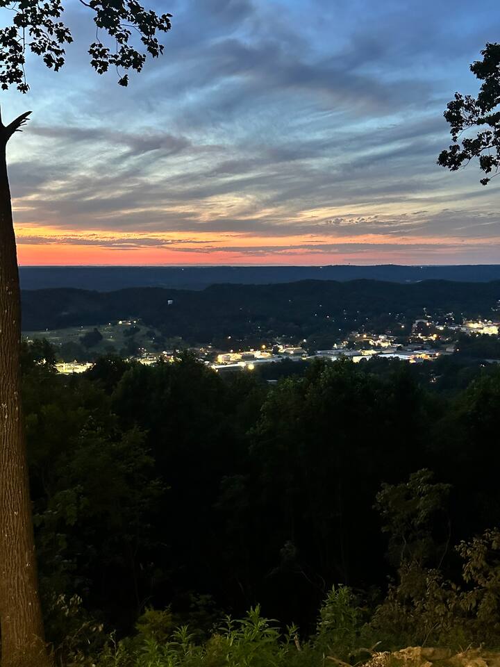 Downtown overlook with hot tub!