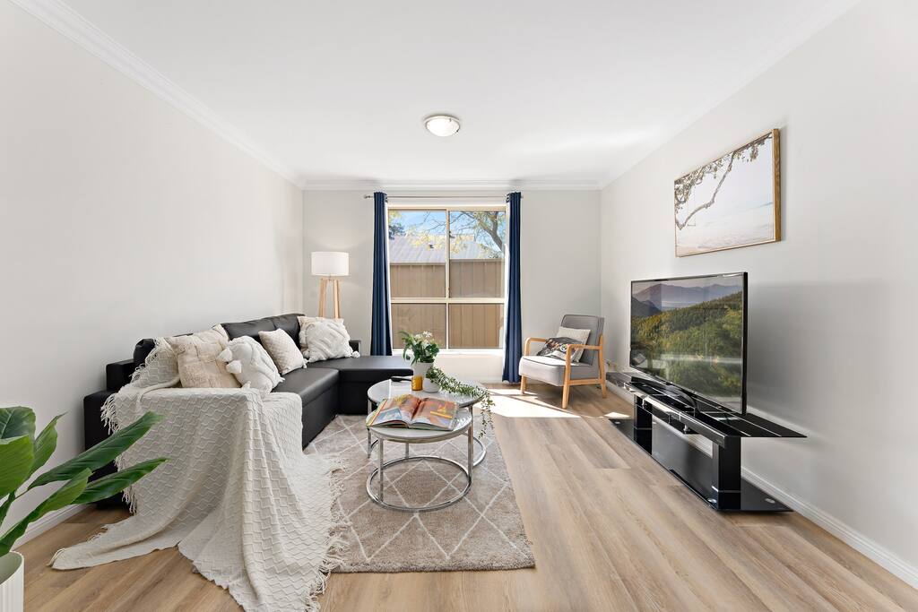 Prime Location - Walk to Shops & Easy Transport - Holiday Home