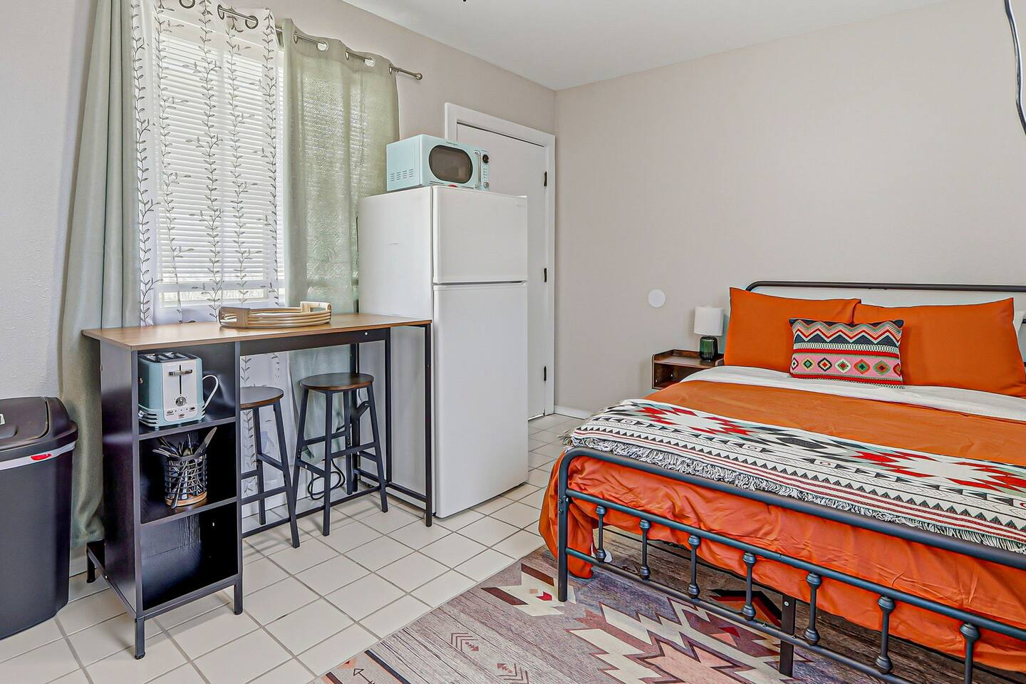 Sunny Studio | Small & Cozy