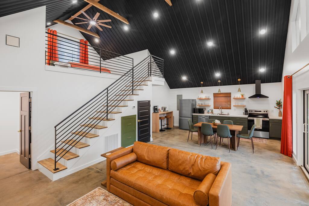 BRAND NEW Modern Barndominium Retreat | Sleeps 6