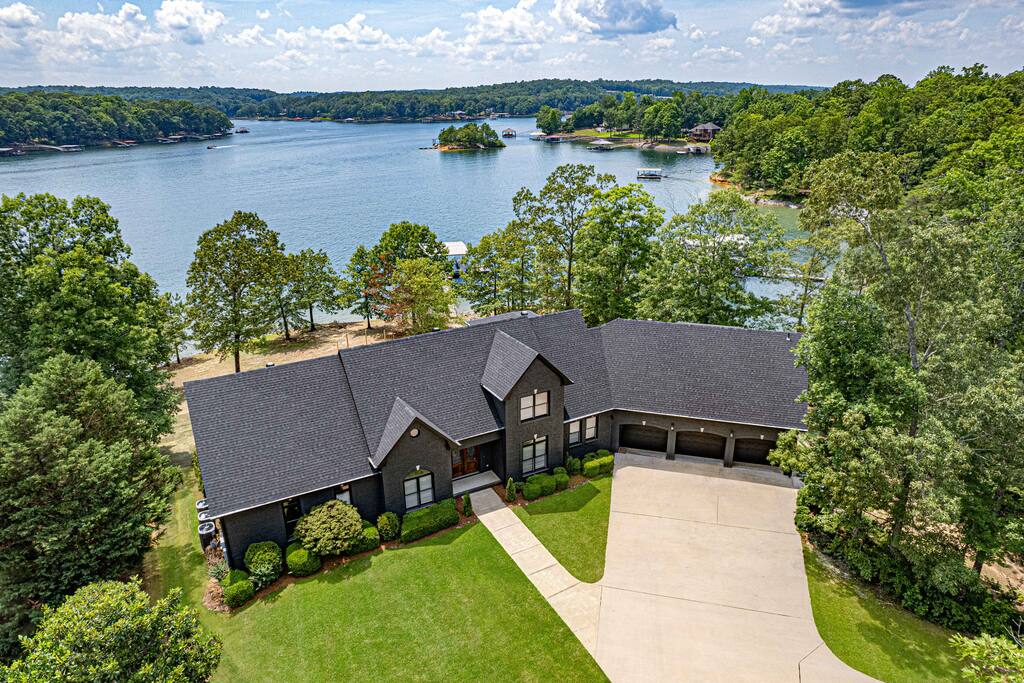 New Lakefront Mansion Sleeps 38