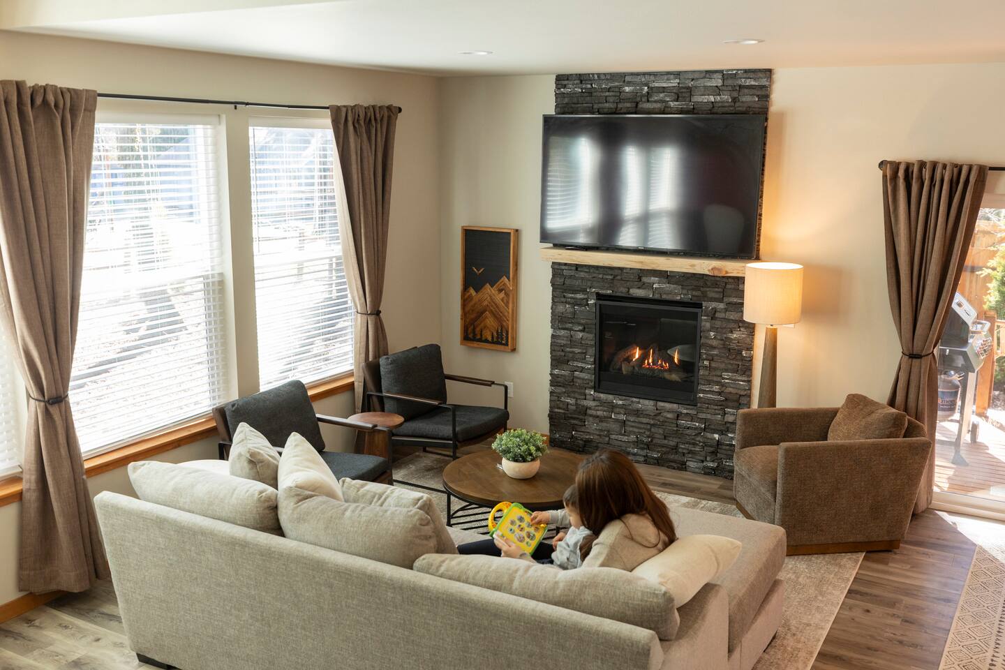 Cozy Cabin-5mi to Rainier-Decorated for Christmas