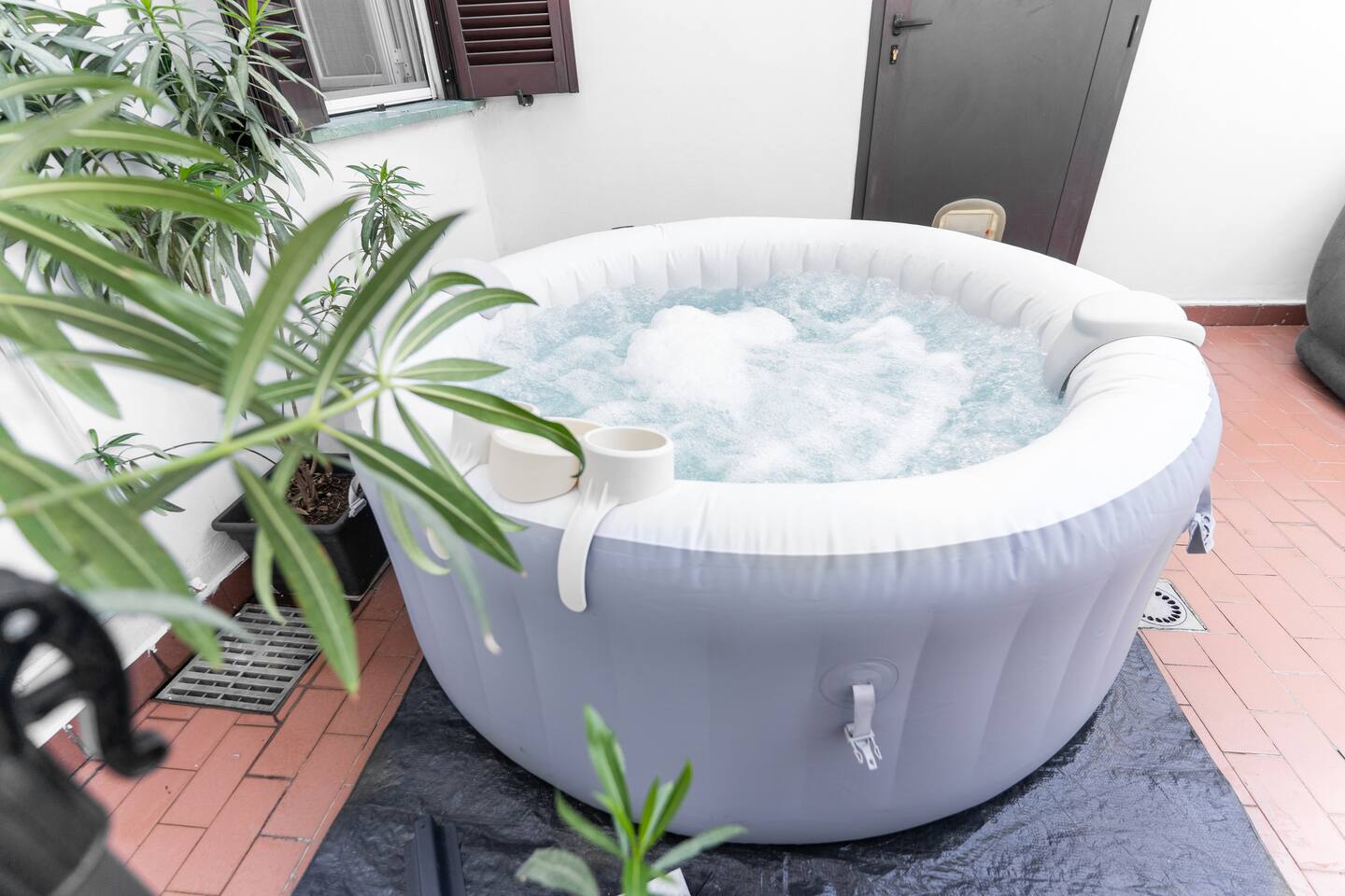 Zen Retreat with Jacuzzi, Patio & Private Garage Plus Automatic Check in 24 7 with Netflix Dazn and Disney Plus