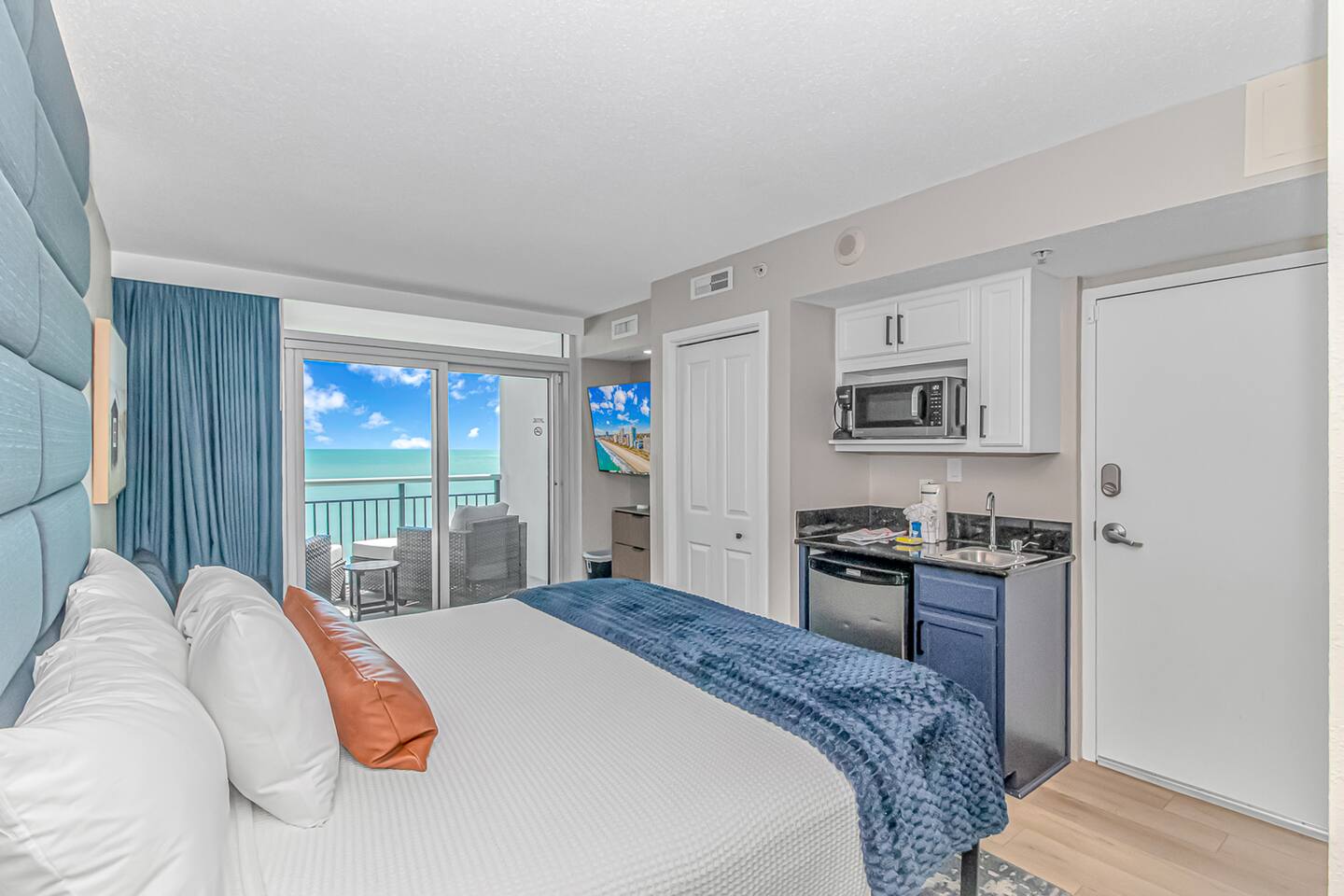 Direct Ocean Front Studio Newly Renovated!