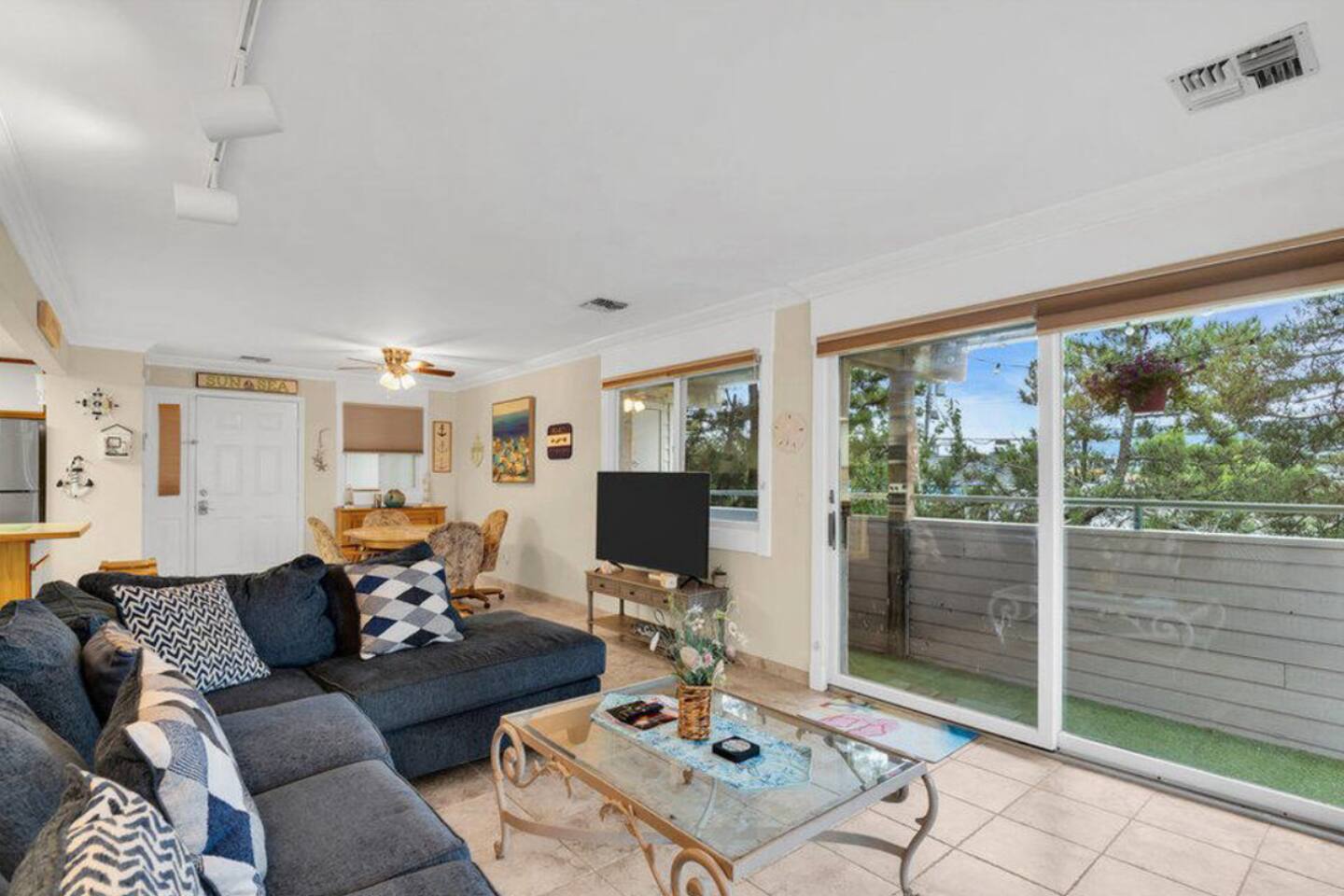 Island Beach Getaway – Walk to Ocean & Restaurants