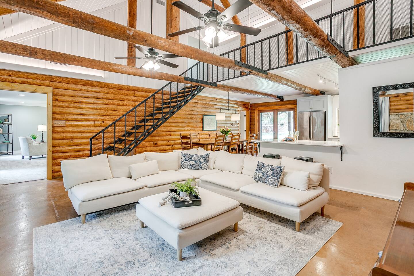 Cozy Log Cabin Retreat with Modern Comforts