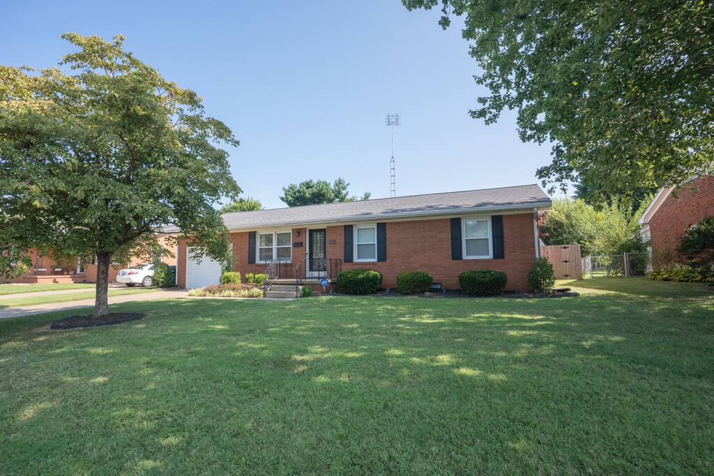 Bluegrass Den | Entertainment Shop + Cozy Stay