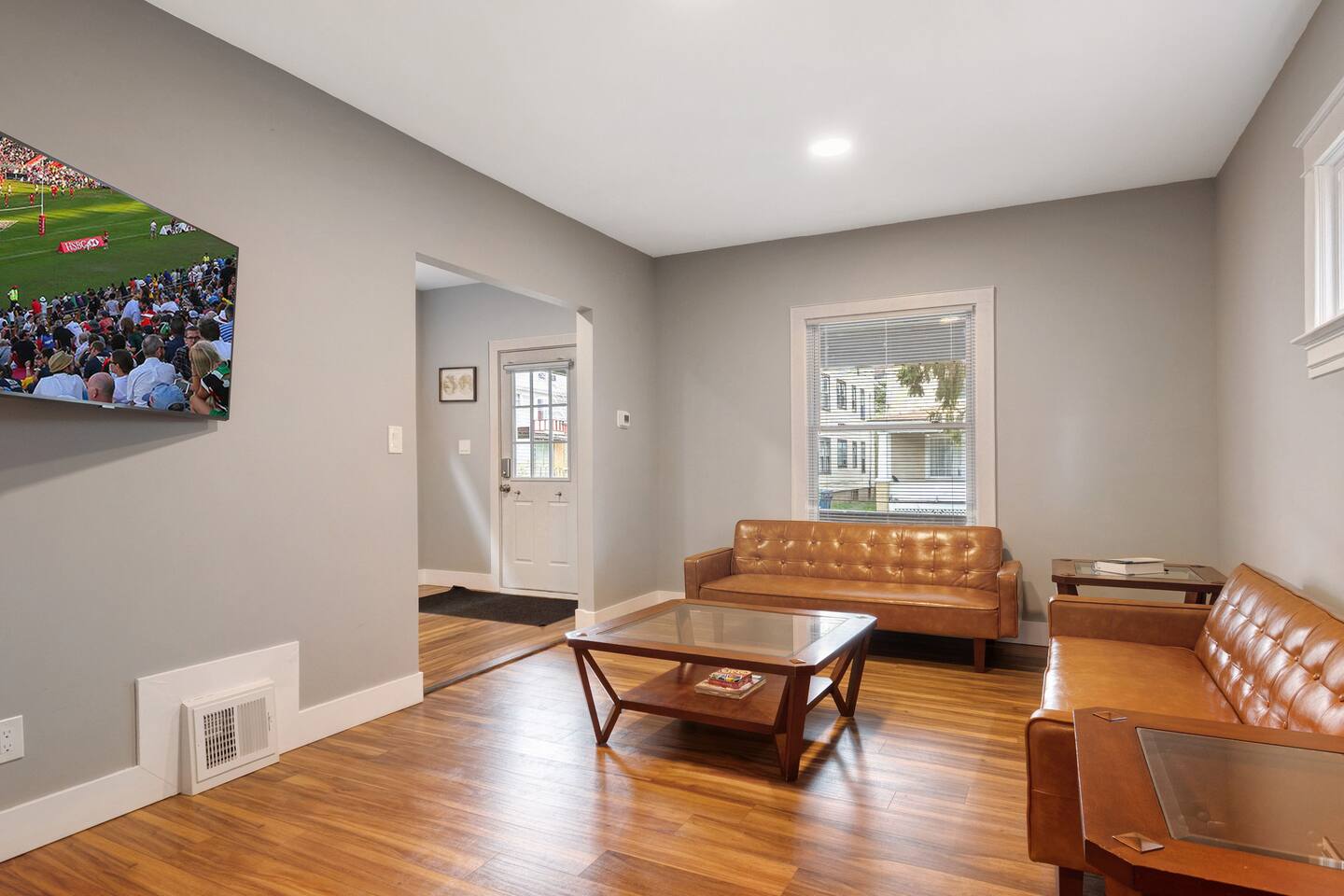 Walk to Niagara Falls. Renovated 3 bed house!