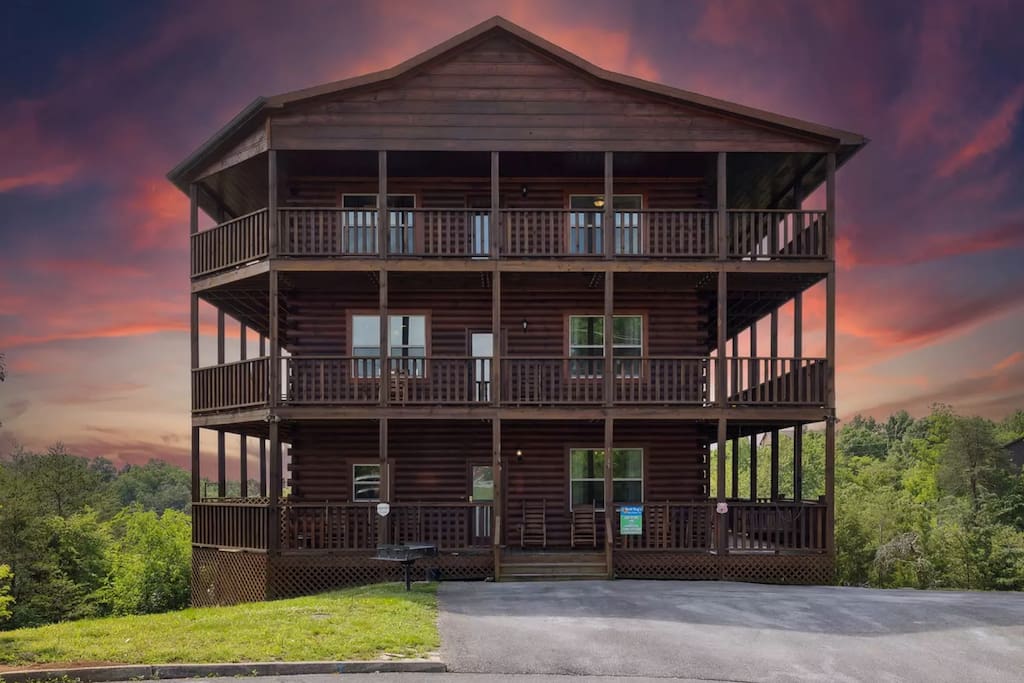 Sleeps 24 | View! | 6 Rooms | 3 Levels | Game Room