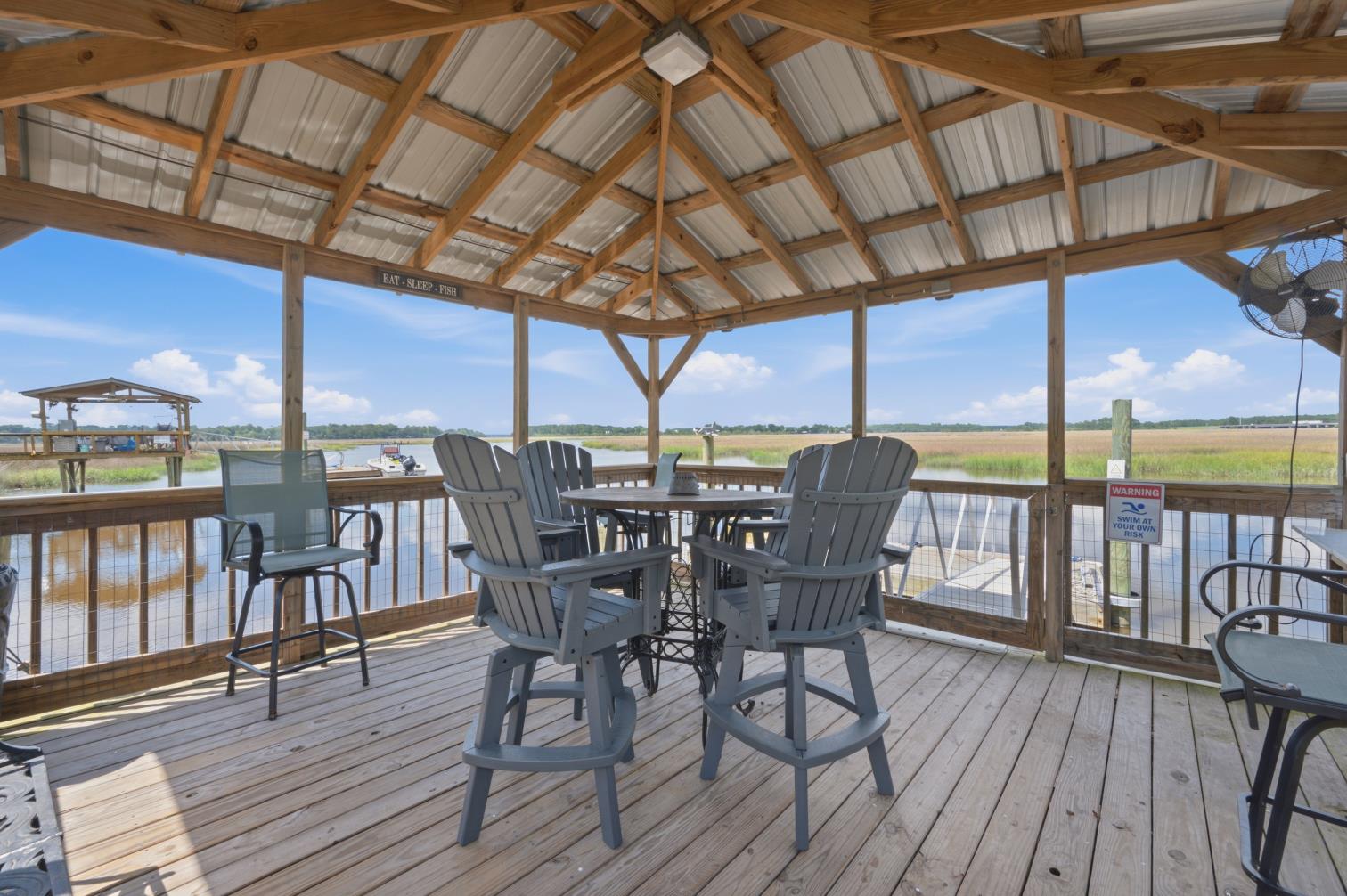 Crabbin Cabin * Spacious, Seasonal Riverside Home