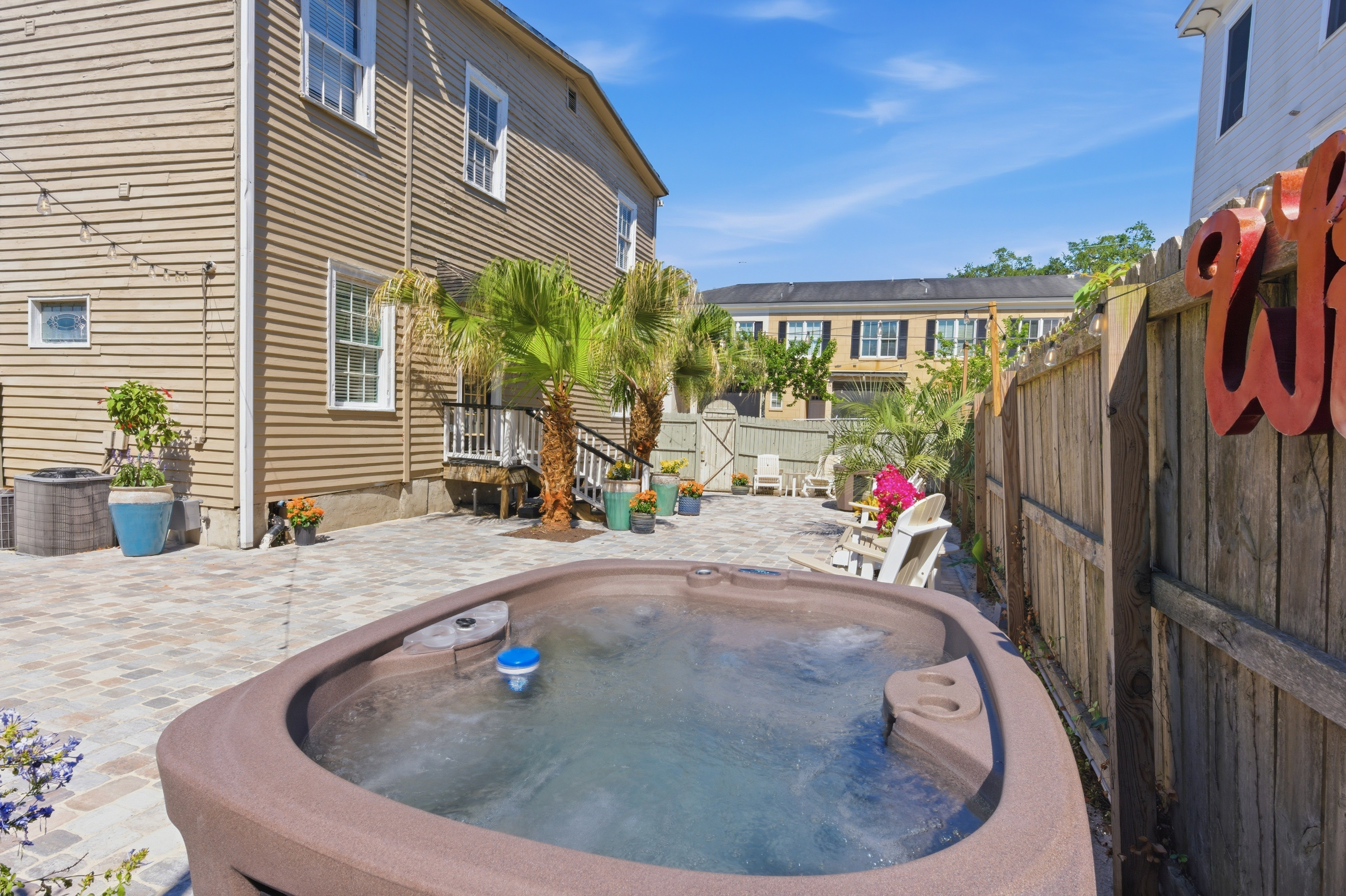 2 King Beds • 2 Hot Tubs • 2 Parking • Sleeps 8