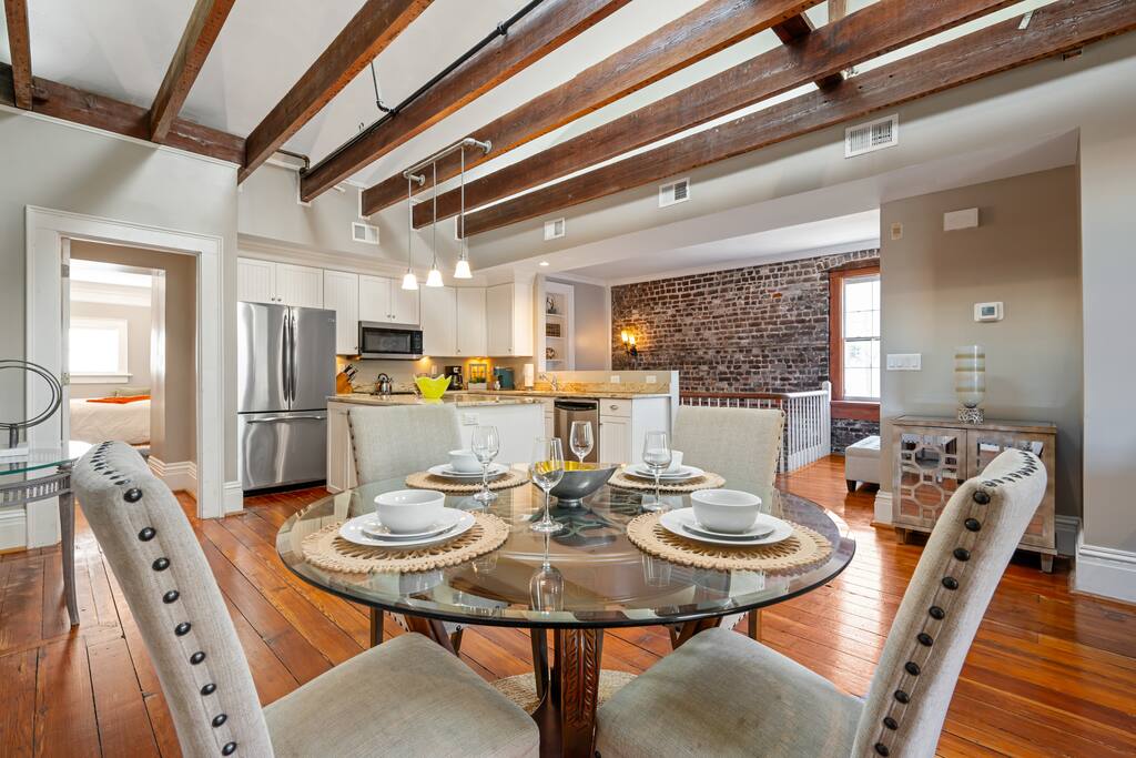 Sleeps 26! Walk to River Street| Bars| Shopping