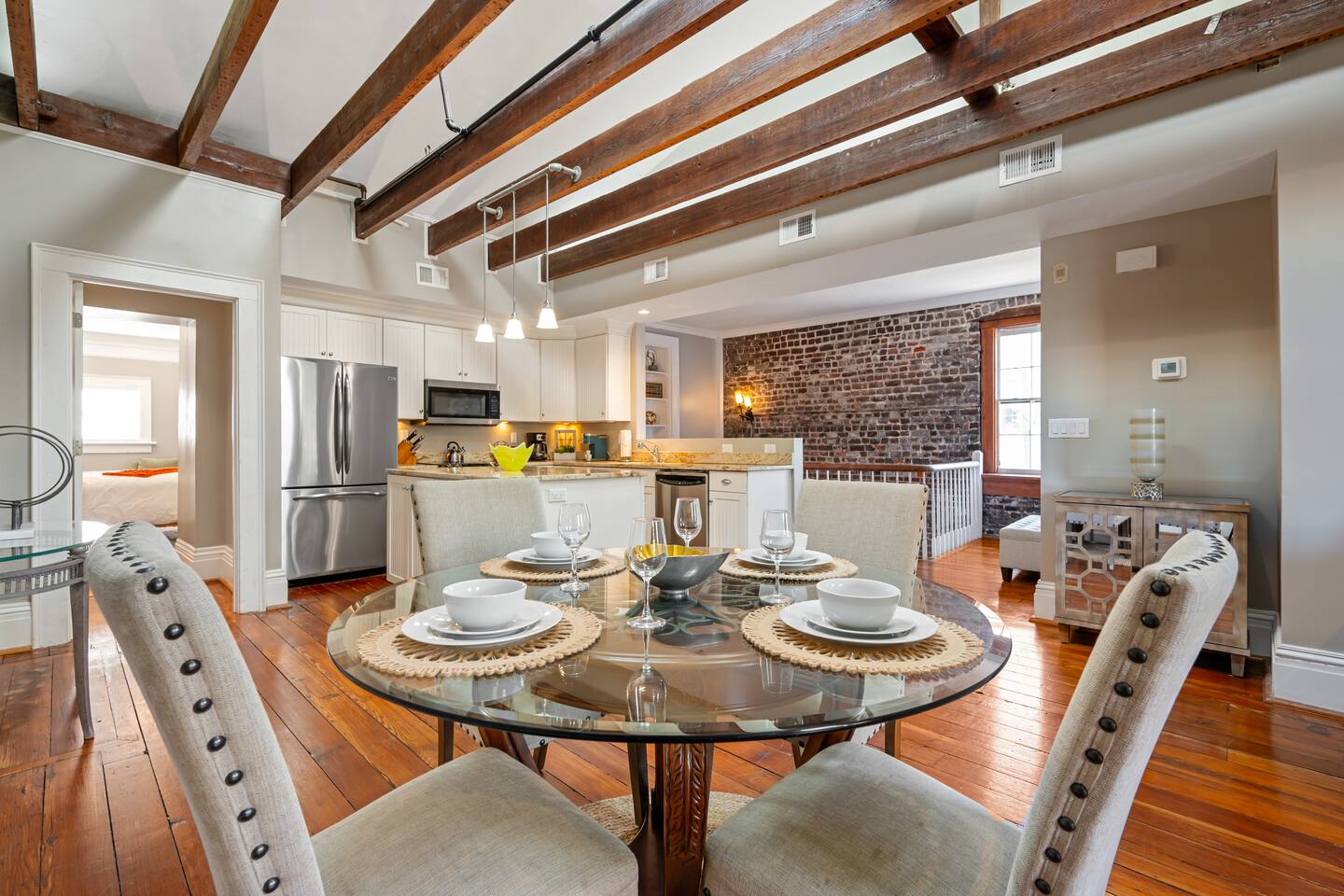 Sleeps 26! Walk to River Street| Bars| Shopping