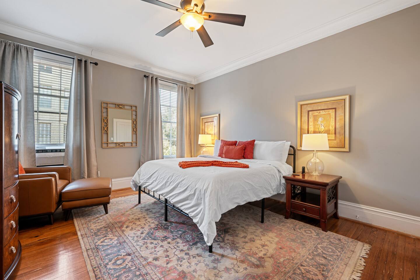 Walk to Bars| Shopping| River Street!