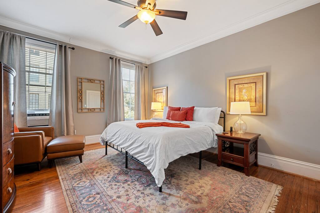 Walk to Bars| Shopping| River Street!