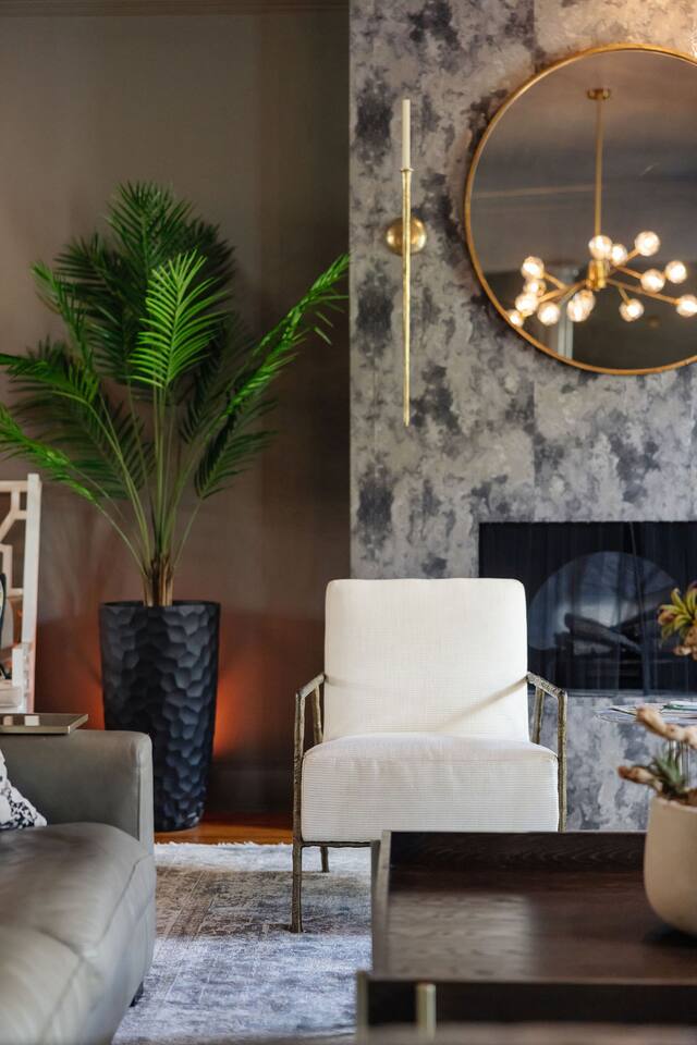 Savannah Charm Walk to Forsyth Park/Chatham Square