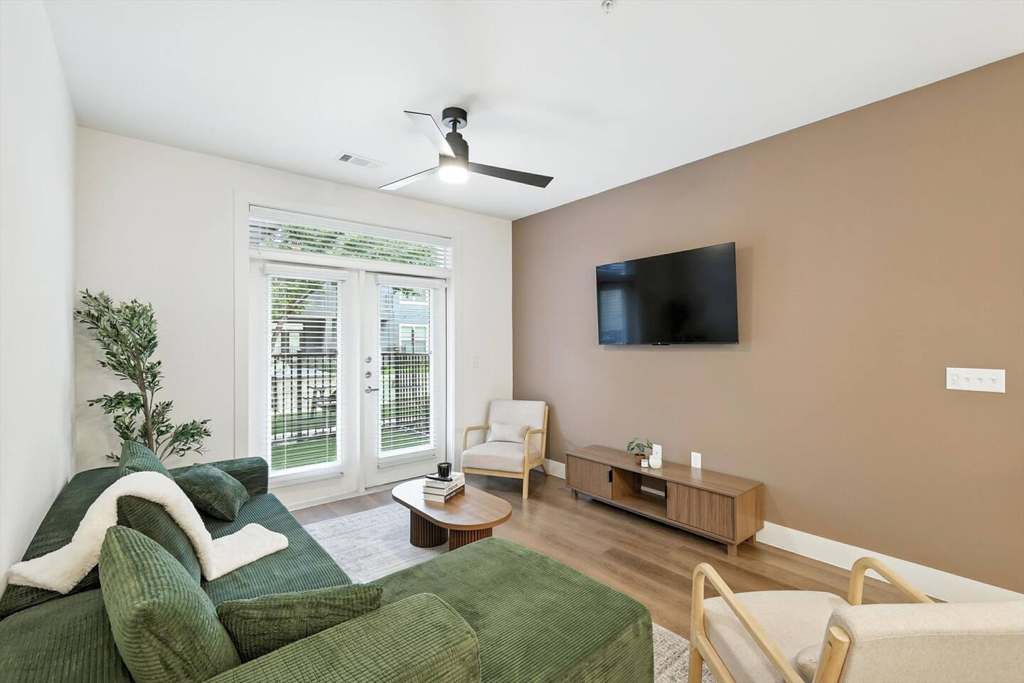 G36, 2BR Luxury Stay by Top Golf, Resort Pool & Gym, Near Stockyards