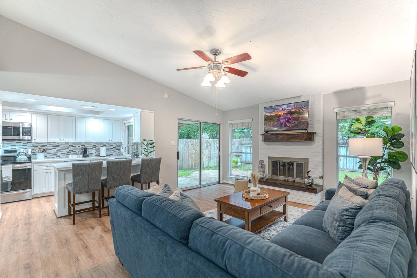 1 story, family friendly 3bdr! !