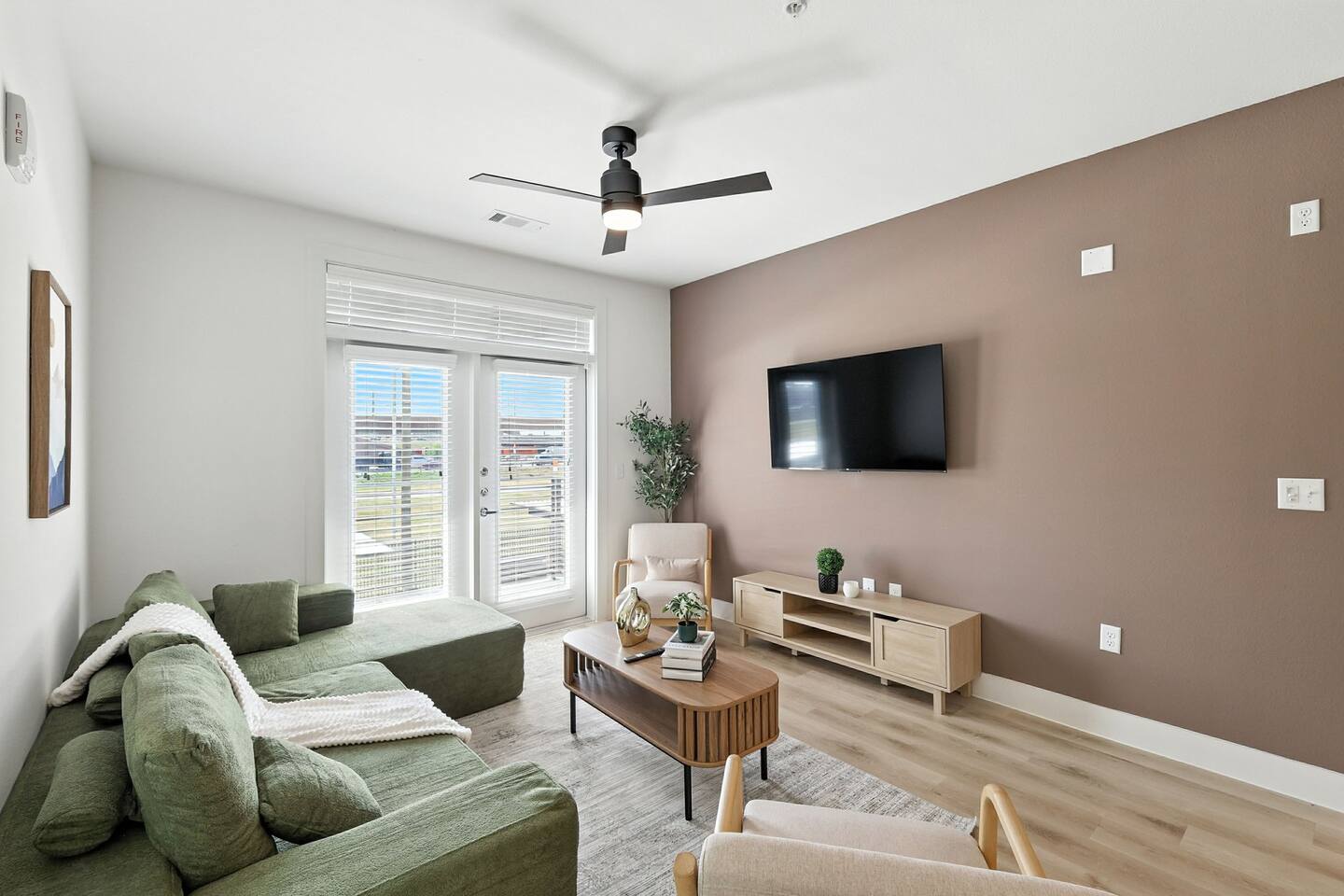 95 Luxury 2B2B Condo DT Fort Worth, Resort Style Pool & Gym, Golf Simulator, 7M to Dickies Stadium, 15M to AT&T stadium