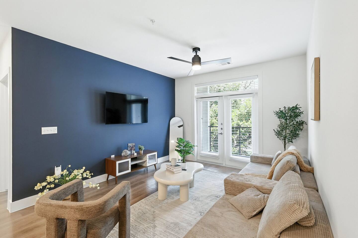 12 Stylish 2B by Top Golf, Yoga Studio, Resort Pool and Gym, Golf Simulator