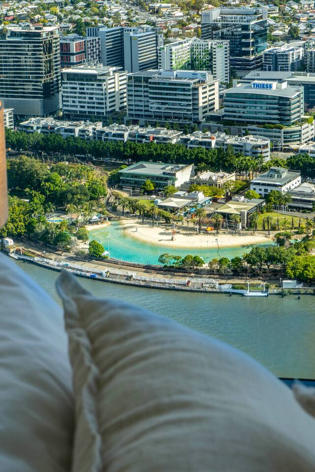 High-Rise Haven | Luxury Apt River & City Skyline - Apartment