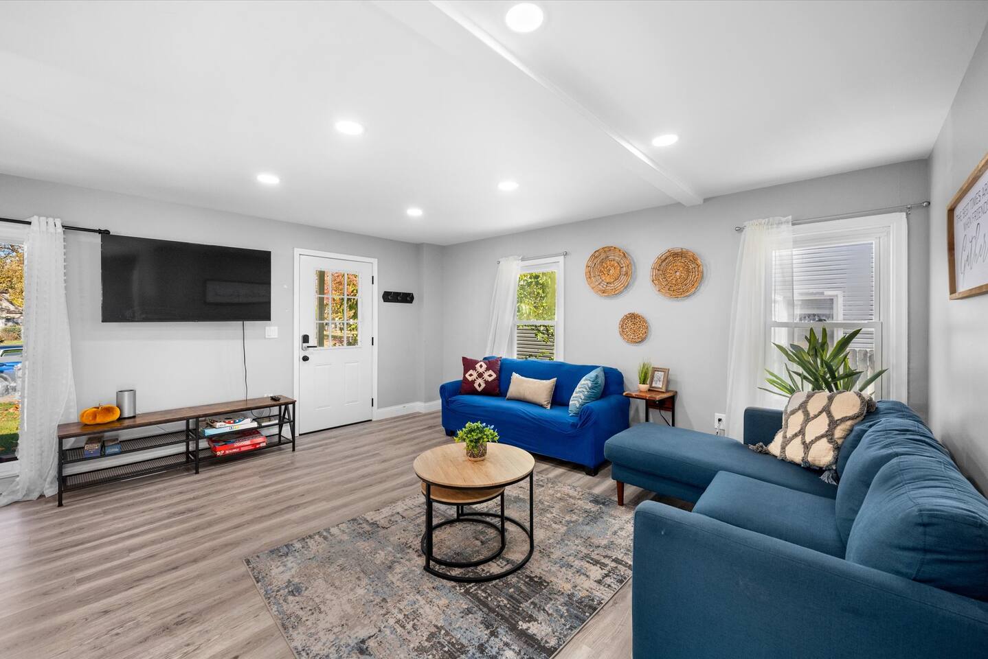 Top rated 4BR, Walk to Stdm,4 Parking, Fenced Bkyd