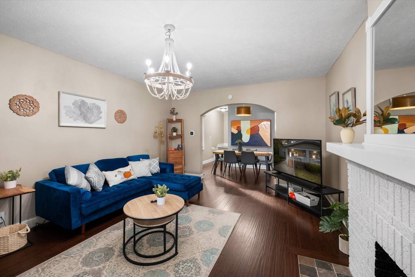 Spacious Homes sleeps 12 |Parking | Walk to Expo