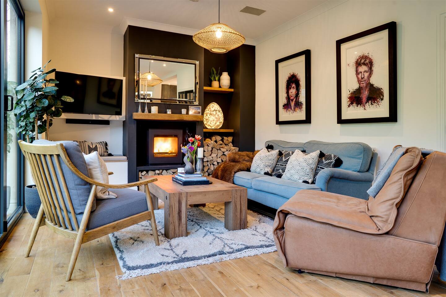 5 mins walk to beach w/hot tub + free parking