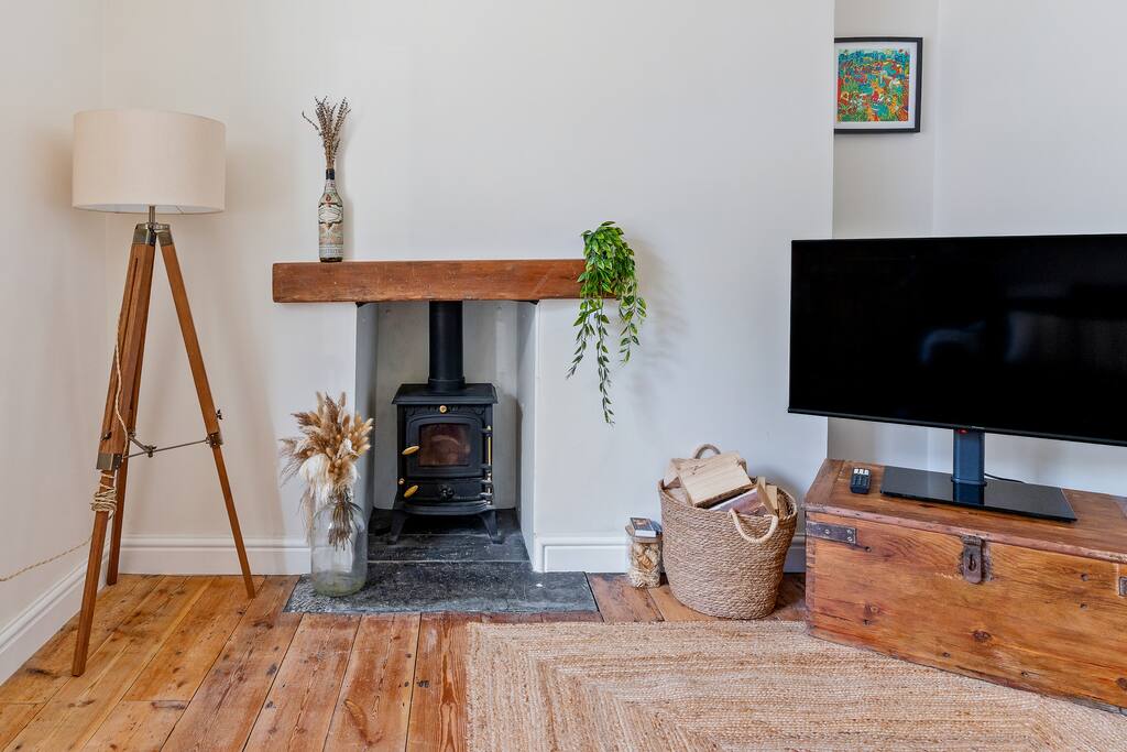 Stylish cottage with log burner near seafront