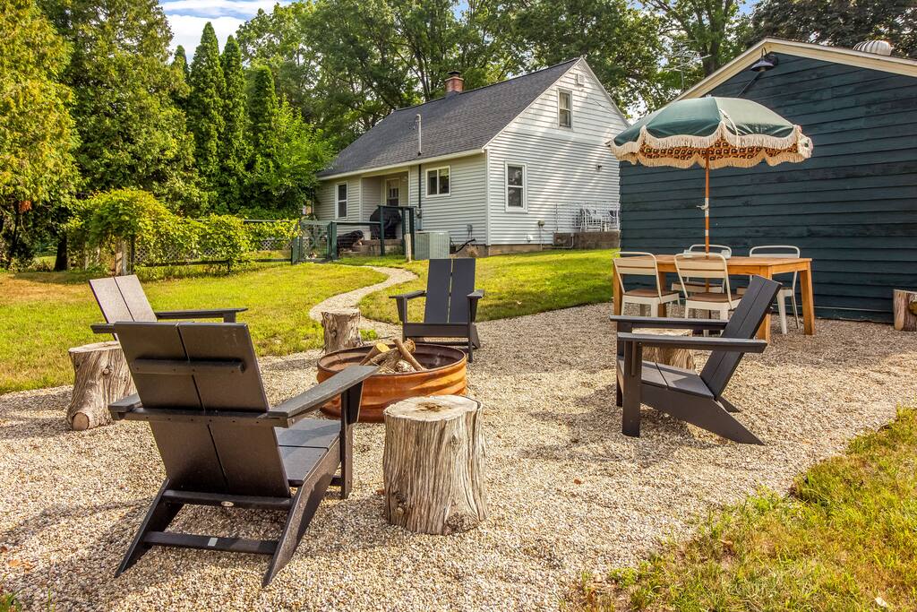 New Listing! Stylish Country Escape in Fennville