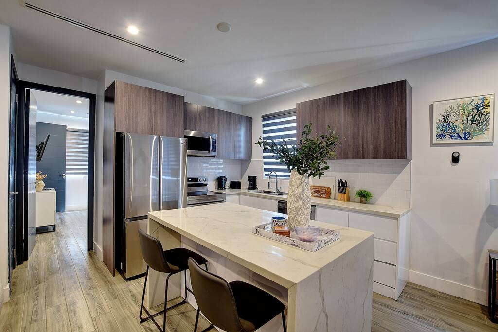 Villa Luxe! Stylish, modern condo near beach