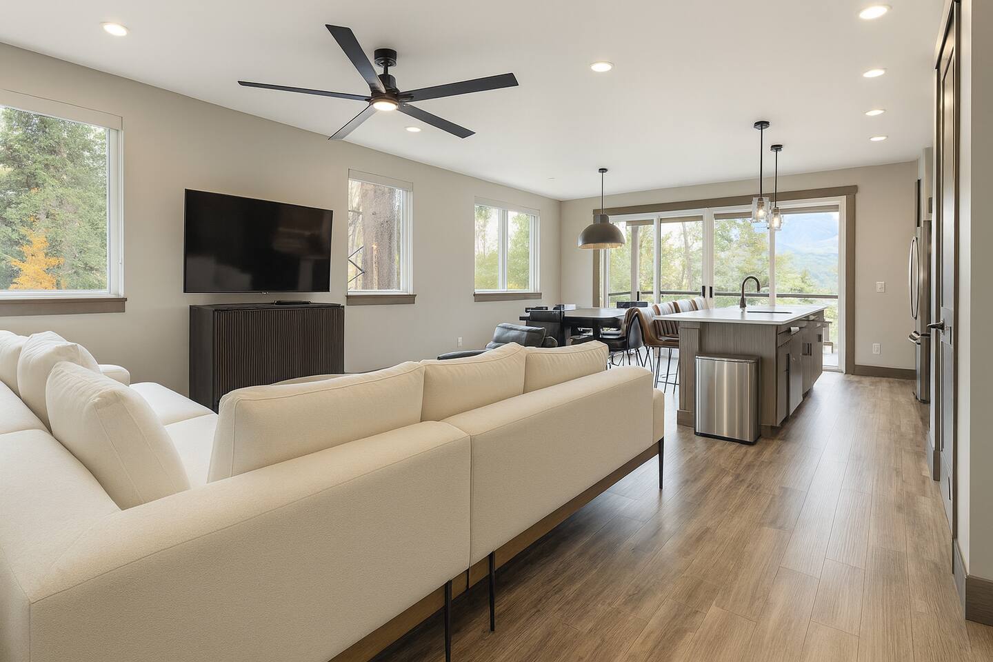 NEW Luxury 3BR Condo w/ Balcony & Purgatory Views