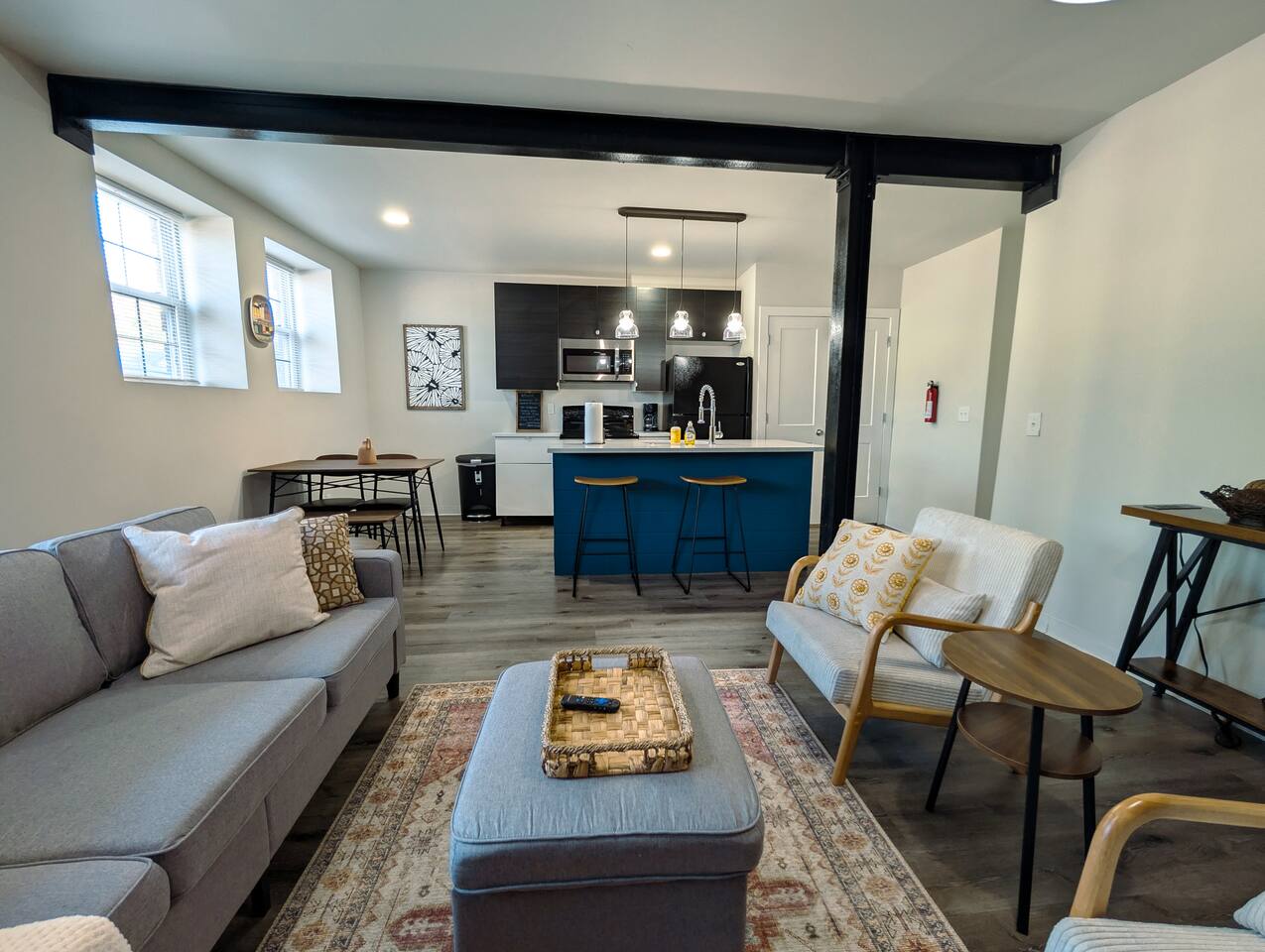DTWN 2BR - 1 King, 1 Queen: Free Park, Fast Wi-Fi