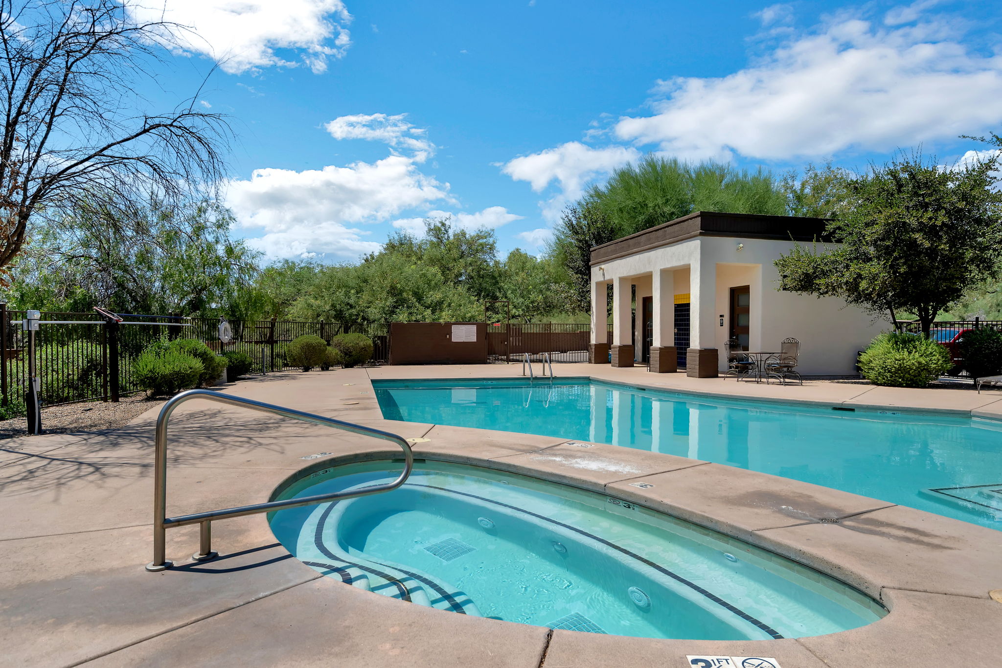 Elegant & Bright Corner Condo on the Tucson loop!