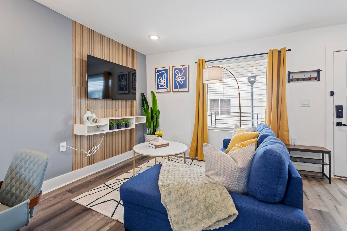 1 King Bed| Free Parking | Walk to dining