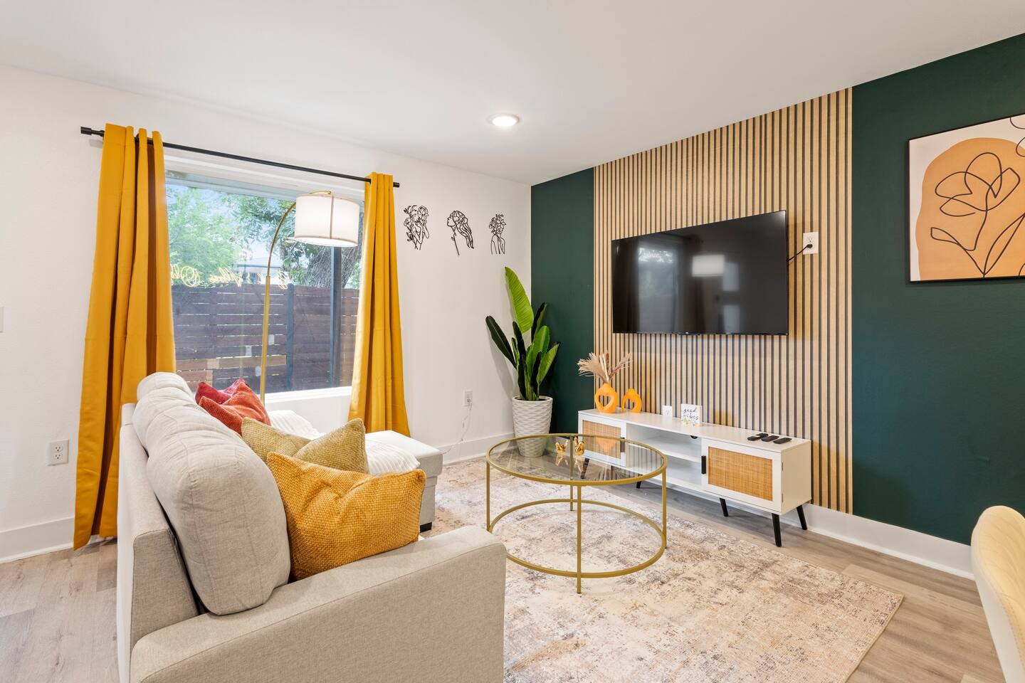 King Bed | Free Parking | Walk to Dining