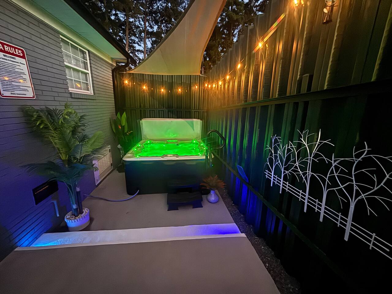 Lazy Dayz - Private Hot Tub & Swing, Vintage Nintendo with Large Parking & EV ready