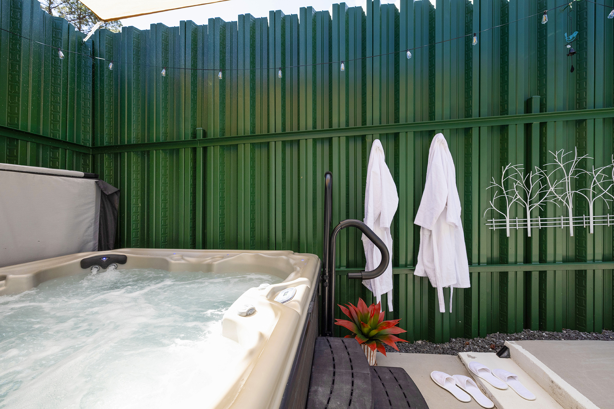 Lazy Dayz - Private Hot Tub & Swing, Vintage Nintendo with Large Parking & EV ready