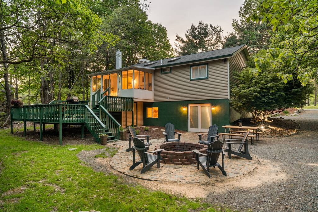 The Green Utopia w/Hot tub & FirePit by Kalahari