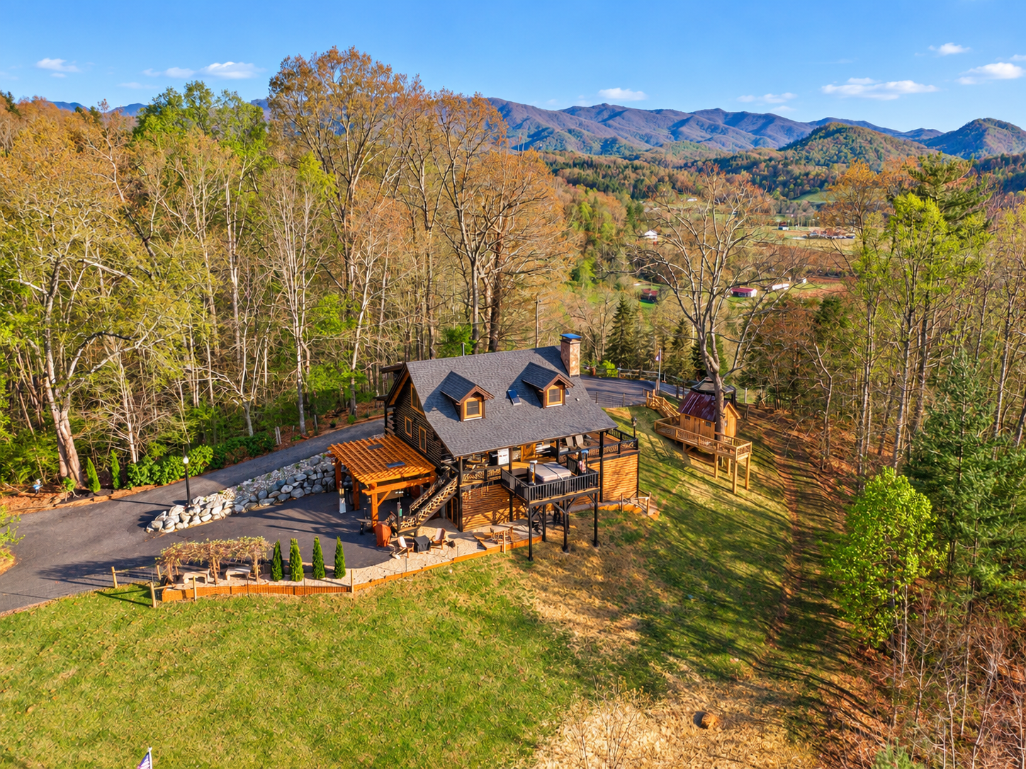 Secluded mountain-view cabin with expansive decks, scenic wooded grounds, and 270-degree long-range mountain views