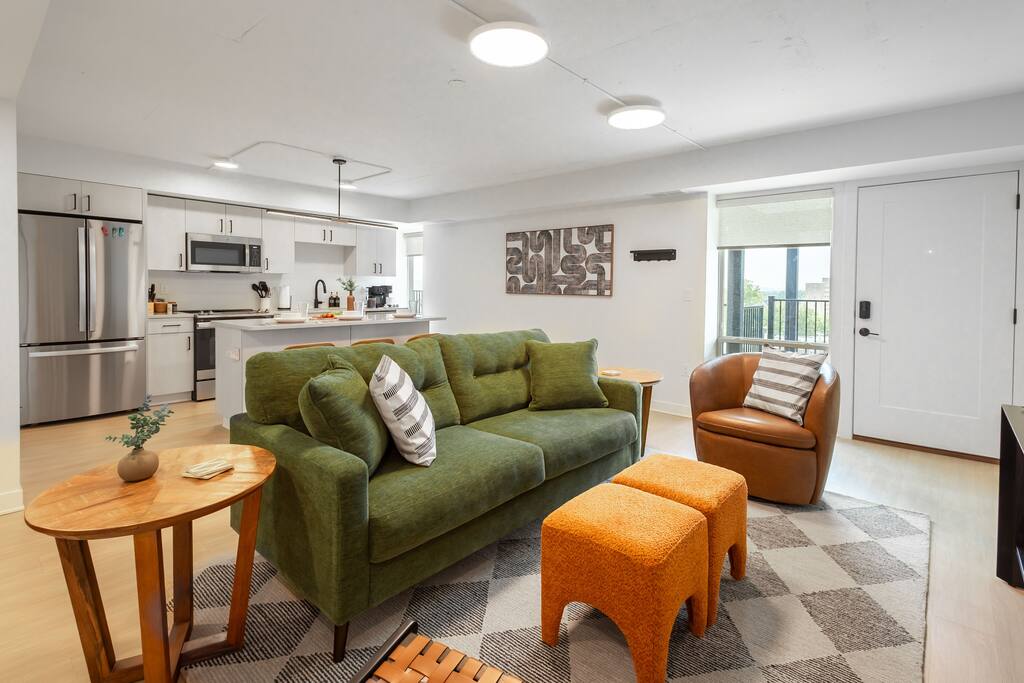 1 mile to fball stadium! New!