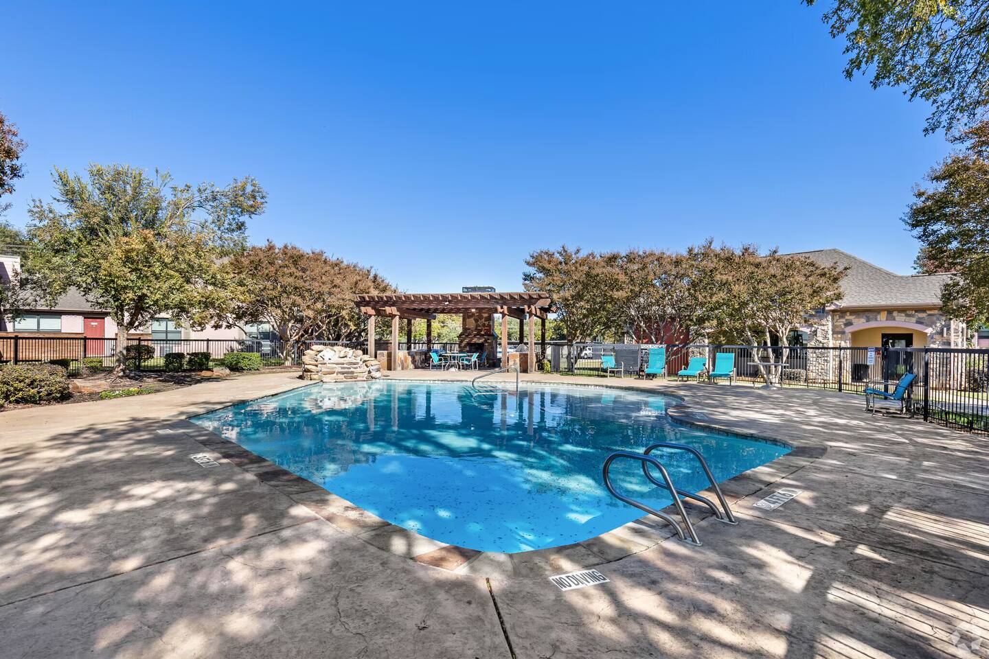 10 mins from downtown Dallas + pool & gym