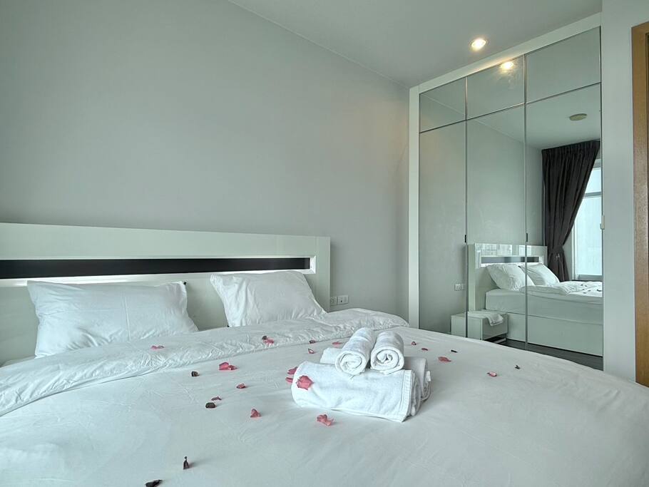 Entire sky-high rental unit 4 mins to Watthana